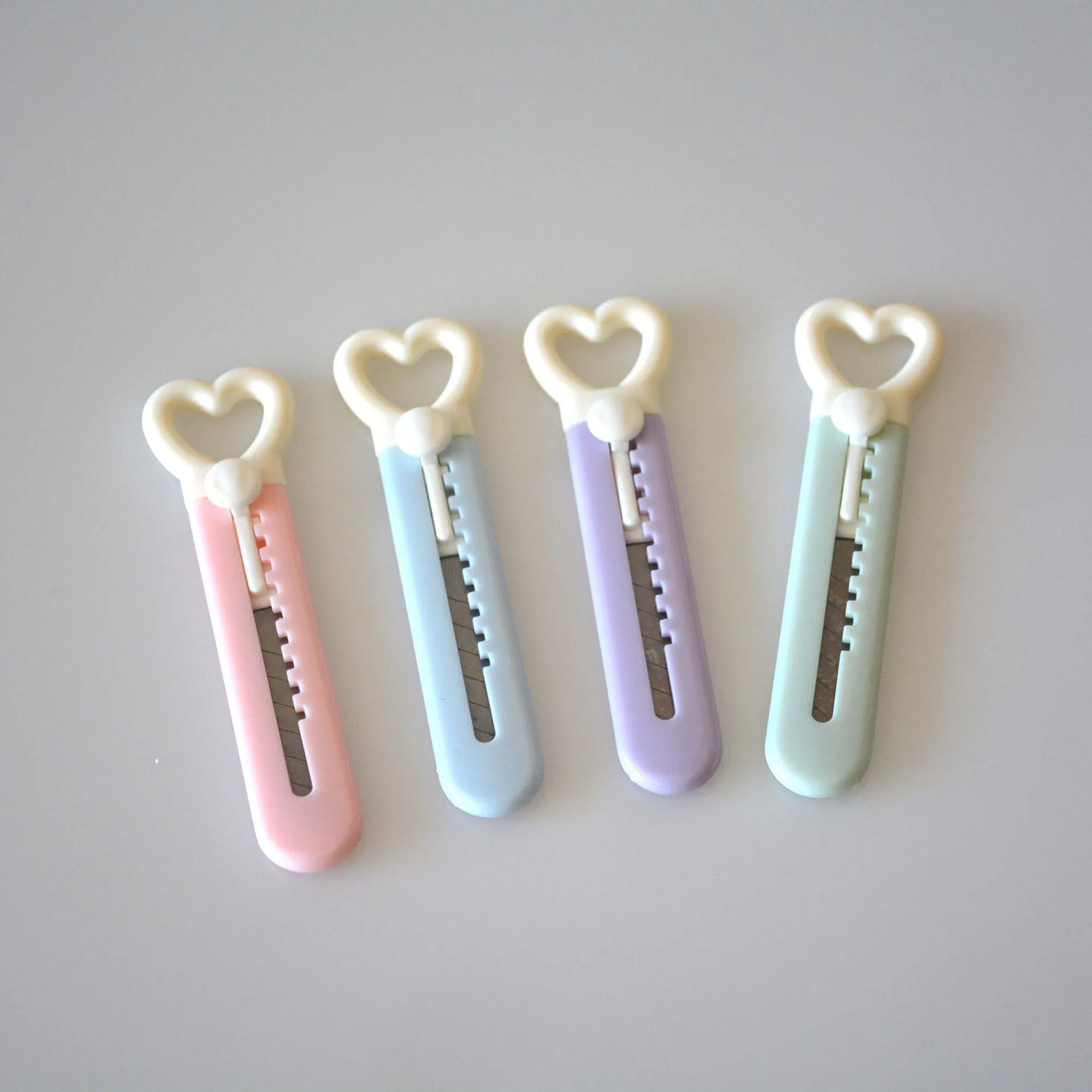 10cm Kawaii mini pocket love heart art utility knife express box knife paper cutter craft wrapping refillable blade stationery utility knife paper cutter unboxing knife pocket folding knife