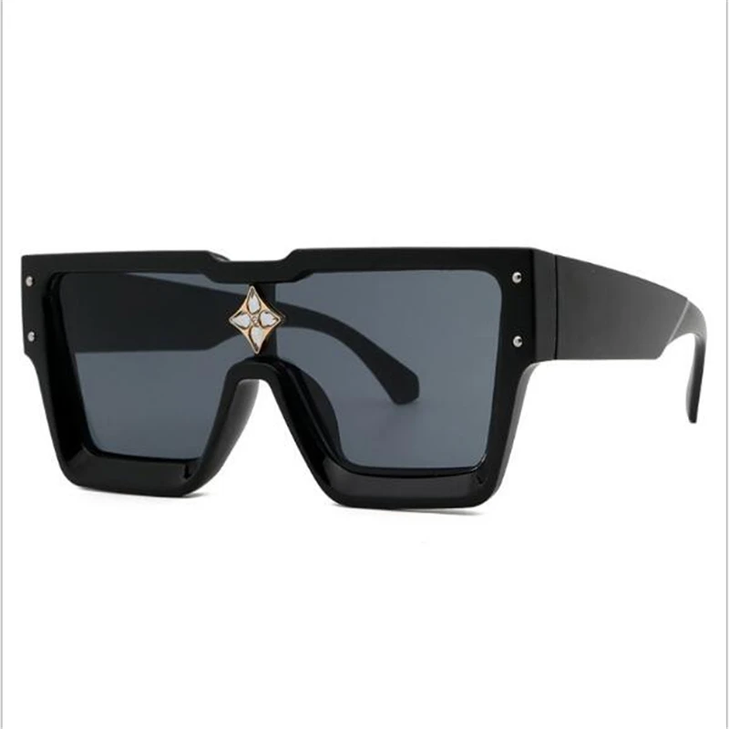 Female summer seaside resort square big frame street shot