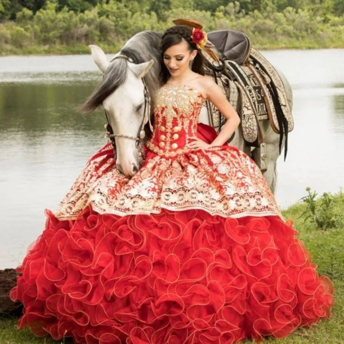 

Red Mexican Quinceanera Dresses Crystals Beaded Gold Lace Appliques Ruffles Ball Gown Sweet 16 Dress vestidos de XV 15 años