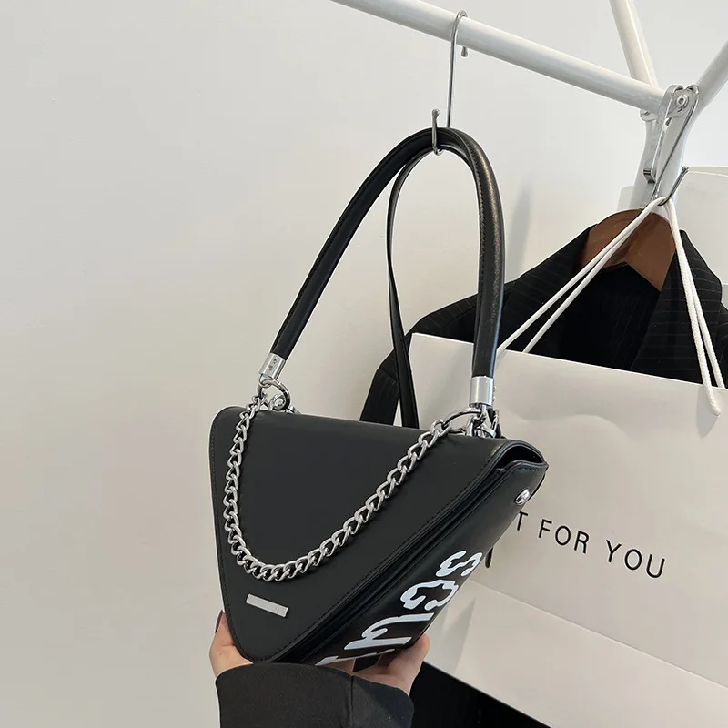 Рисунок 3 - Треугольные роскошные дизайнерские сумки