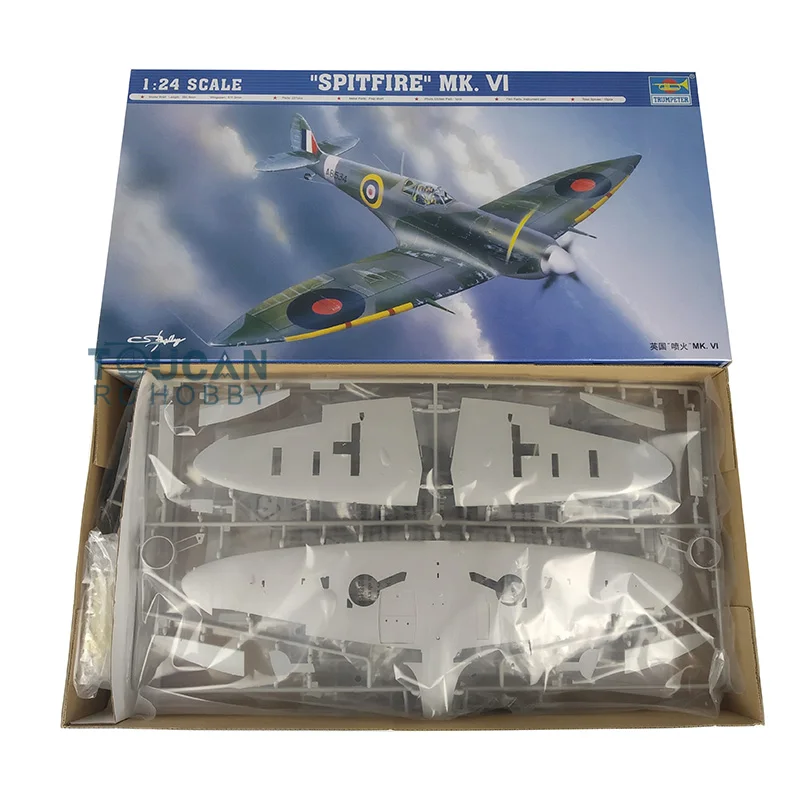 Vue latérale du fuselage assemblé de la maquette Trumpeter 02413 1/24 British Spitfire MK VI - Kit d'Avion de Chasse à Assembler