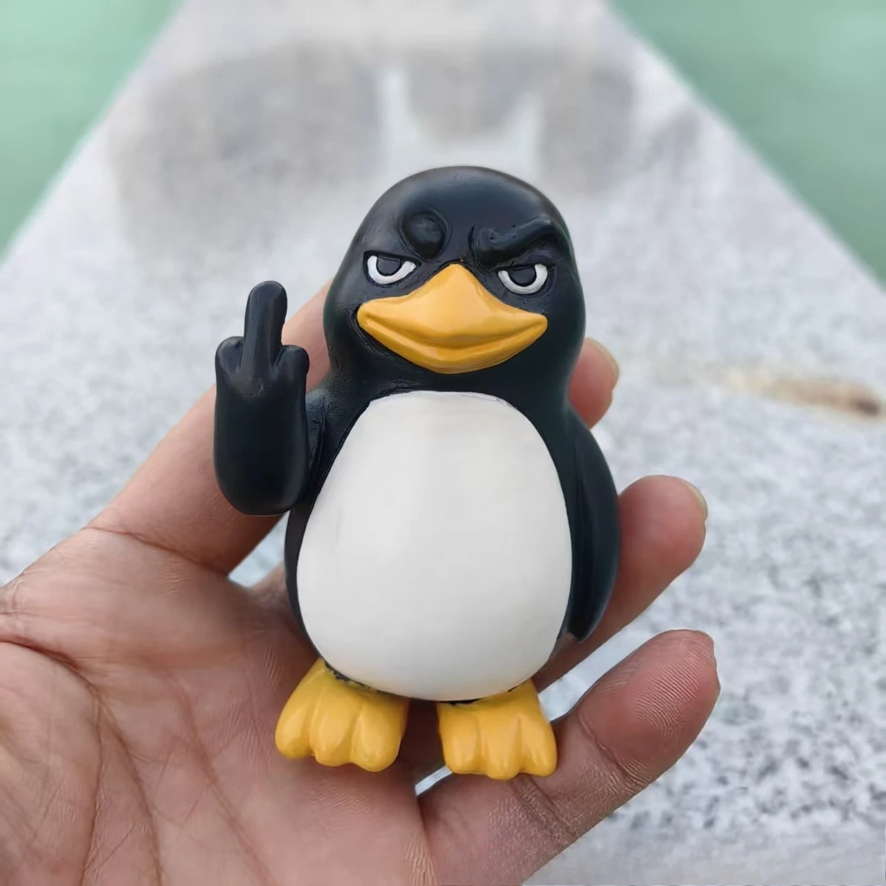 divertida estatua de pingüino con dedo medio de resina, adorno novedoso para escritorio o mesa, decoración creativa para el hogar, regalo de arte humorístico Divertida Estatua de Pingüino con Dedo Medio de Resina, Adorno Novedoso para Escritorio o Mesa, Decoración Creativa para el Hogar, Regalo de Arte Humorístico 5