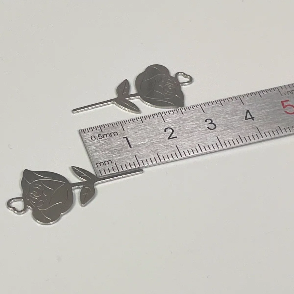 【Must-Have Accessories】 Rose shaped stainless steel mobile phone retrieval needle accessory.