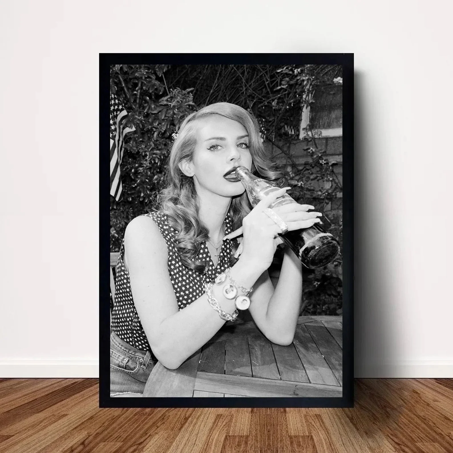 thumbnail image 1 of Póster de la cantante de música Lana Del Rey, modelo de lienzo, pintura, fumando, foto retro, retrato, imagen, bar, sala de estar, arte de pared, decoración del hogar, 1 of 4