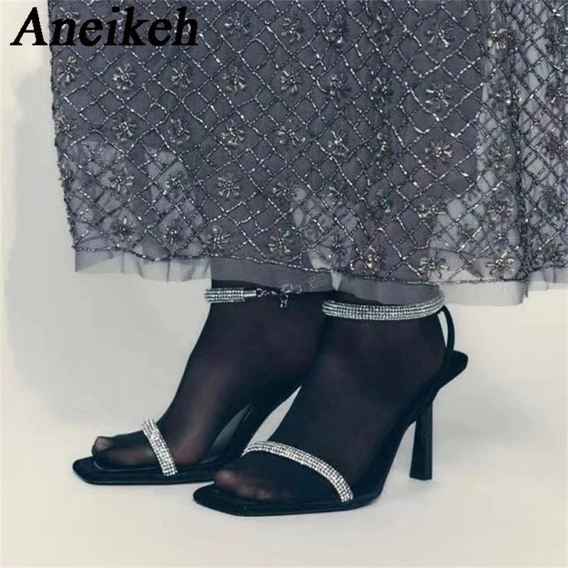 

Женские сандалии Aneikeh из флока с открытым носком и ремешком с пряжкой 2024 блестящие украшения из страз тонкие высокие каблуки