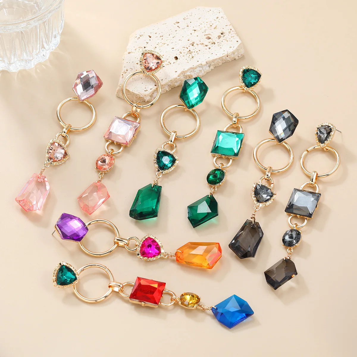 

Геометрические длинные висячие золотые акриловые кристаллы радужные серьги женское стандартное свадебное ювелирное изделие фуксия