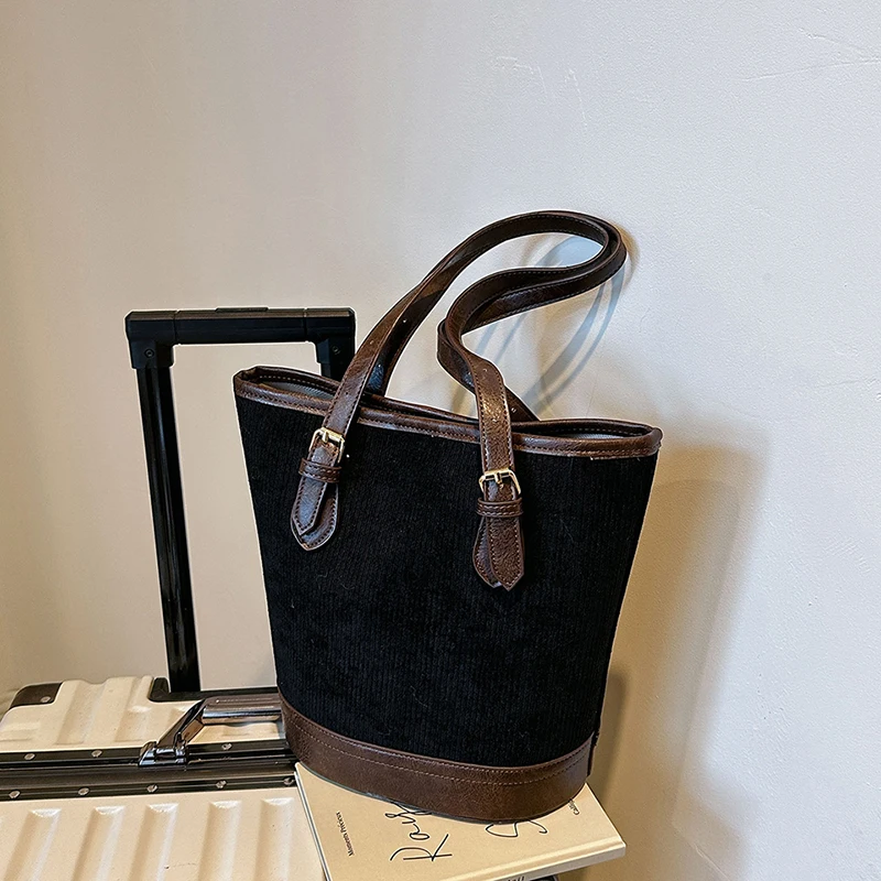 thumbnail image 1 of Bolso de diseño de nicho popular con contraste de color, nuevo bolso de mujer 2023, bolso de hombro de otoño/invierno, bolso de mano tipo cubo, 1 of 5