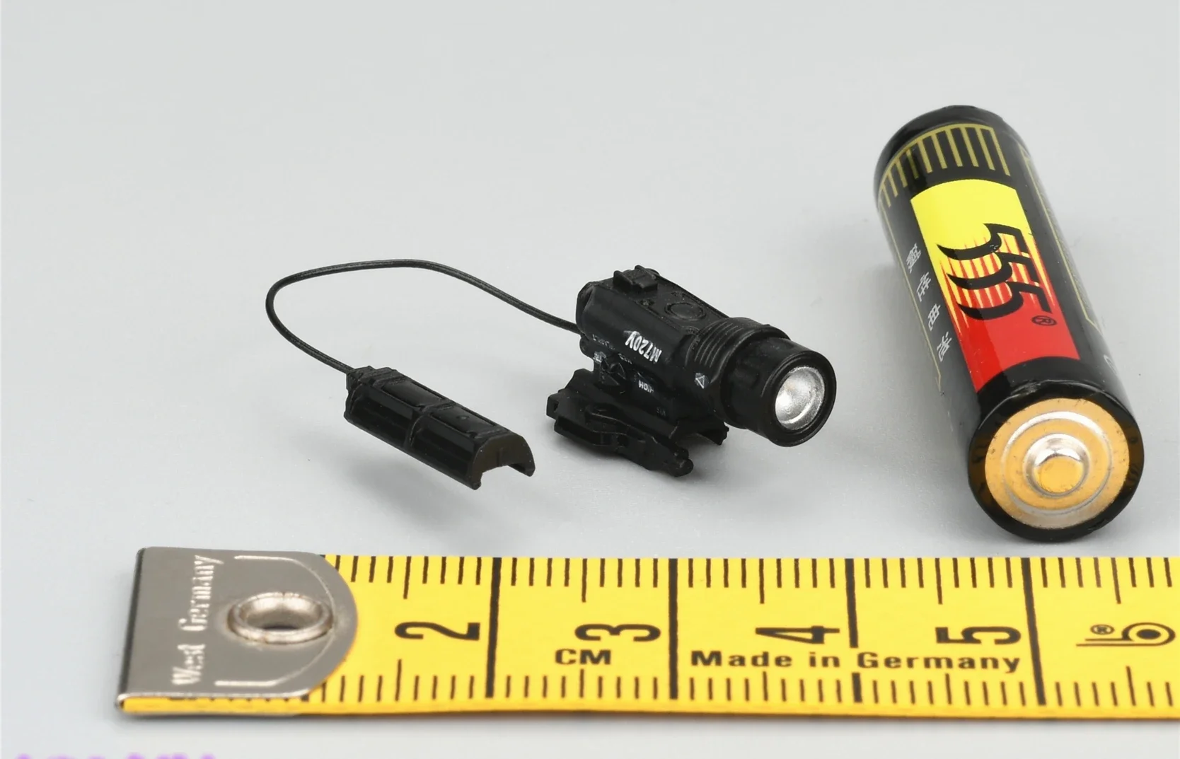 

DAM 78095 1/6 Soldier Tactical Light Model for 12 "Russian Gunner