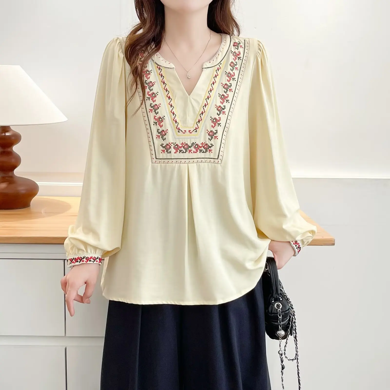 Fashion Plus Size Women's Blouses Autumn New Style Retro V-neck Embroidered Shirt Ethnic Style Top 2583