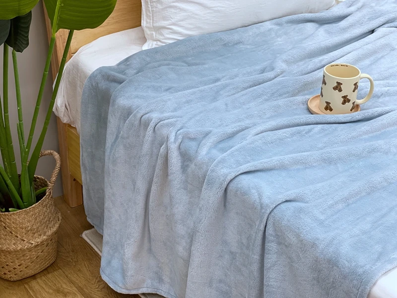 

New minimalist and streamlined four season blanket, comfortable and soft fur