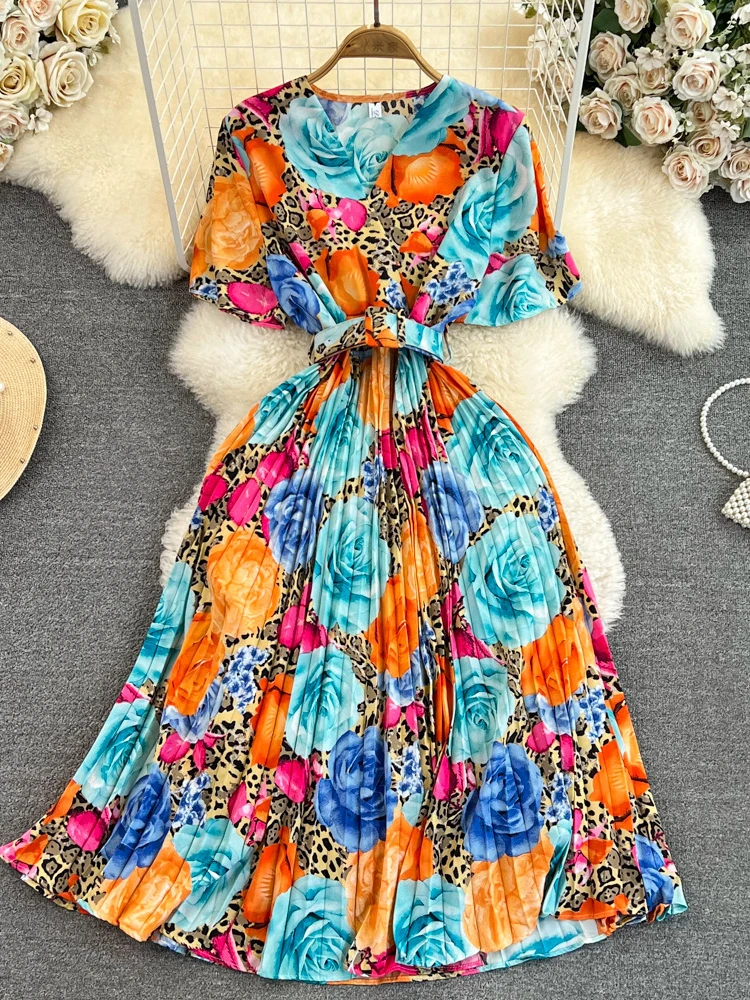 

Женское платье с коротким рукавом, V-образным вырезом и завышенной талией