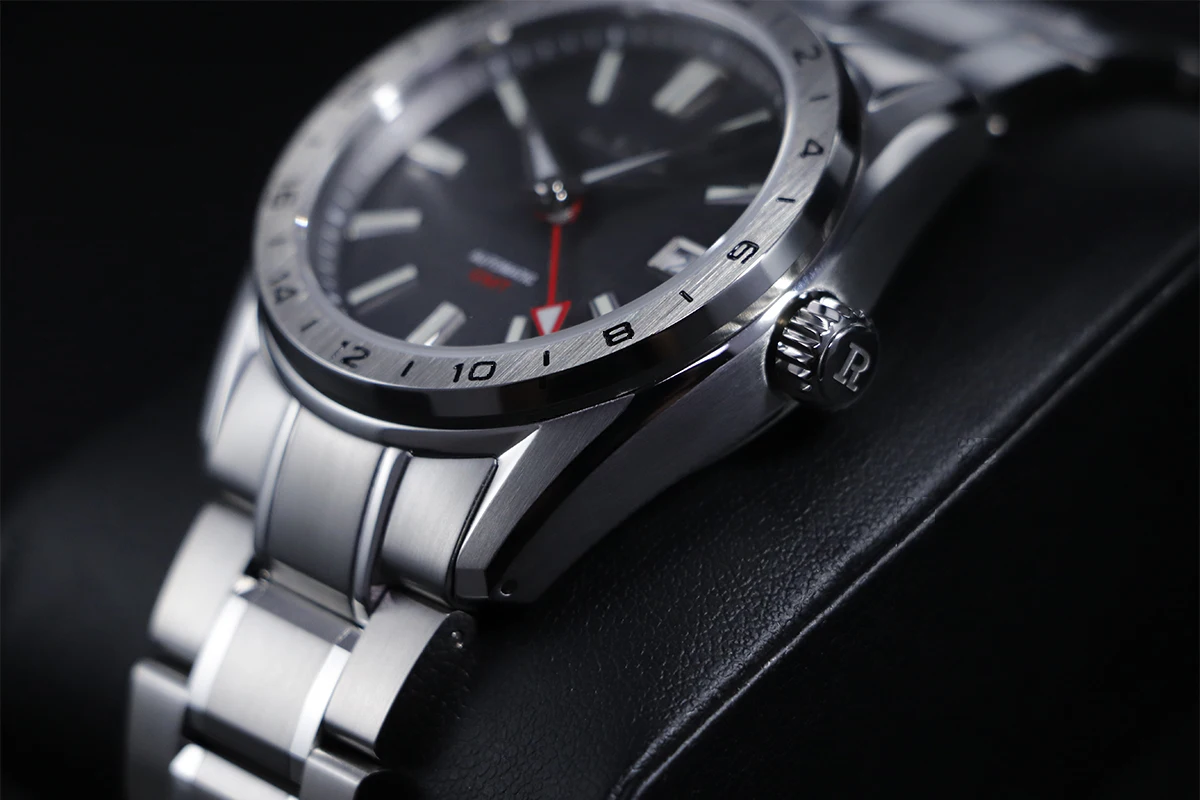 The dial can be customized with LOGO.
