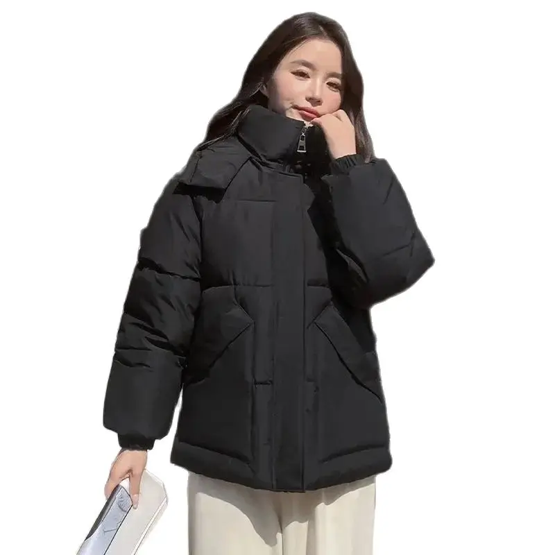 

Зимняя короткая хлопковая куртка для женщин, новинка 2023, свободная верхняя одежда с капюшоном, однотонное пальто, утепленная Модная парка с карманами, Женское пальто