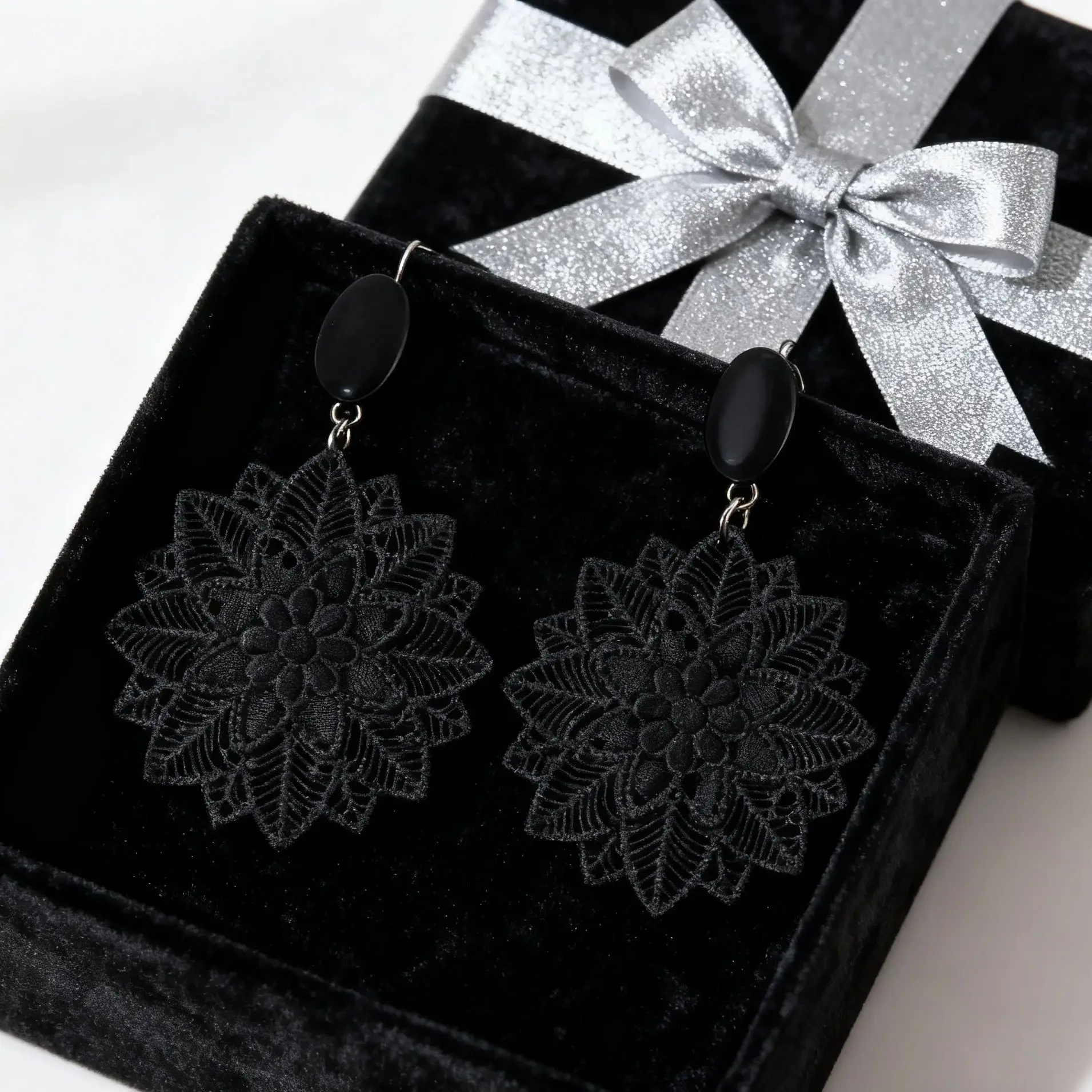 Einfache schwarze Blume kreisförmige aushöhlen Ohrstecker für Frauen Charmantes Design Blumenlegierung Ohrringe Schmuck Zubehör