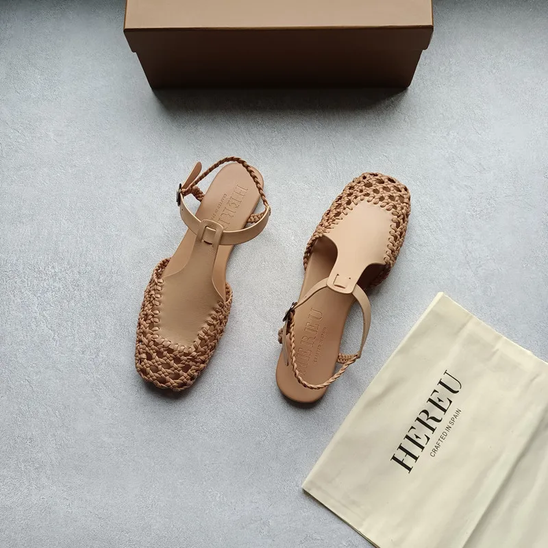 

HEREU 2022 New Summer Brown Vintage Sandals For Women Luxury Designer Fashion Weave Calfskin T Shape Flat Shoes French Style