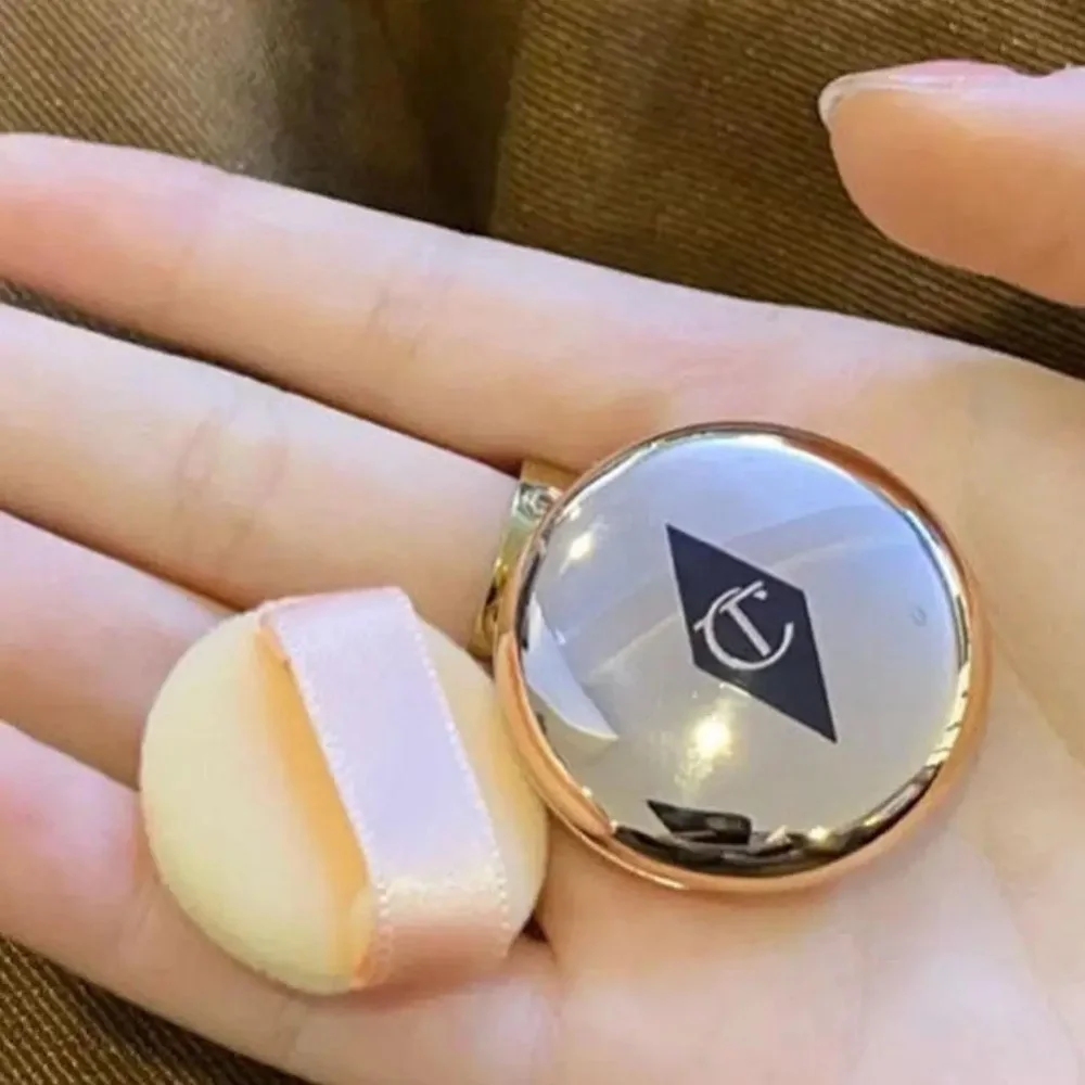 Charlotte Tilbury – Échantillon de poudre portable, contrôle du sébum, tenue longue durée, fini soyeux, maquillage correcteur pour femmes, avec boîte cadeau 1 Charlotte Tilbury – Échantillon de poudre portable, contrôle du sébum, tenue longue durée, fini soyeux, maquillage correcteur pour femmes, avec boîte cadeau 1