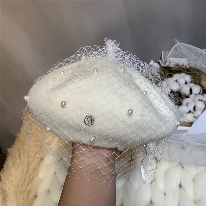 Großer Sale Faszinierende Mesh Schleier Wolle Baskenmütze Mode Brief M frauen Perlen Winter Warme Baskenmützen Vintage Filz Französisch Maler Hut_voghion.com
