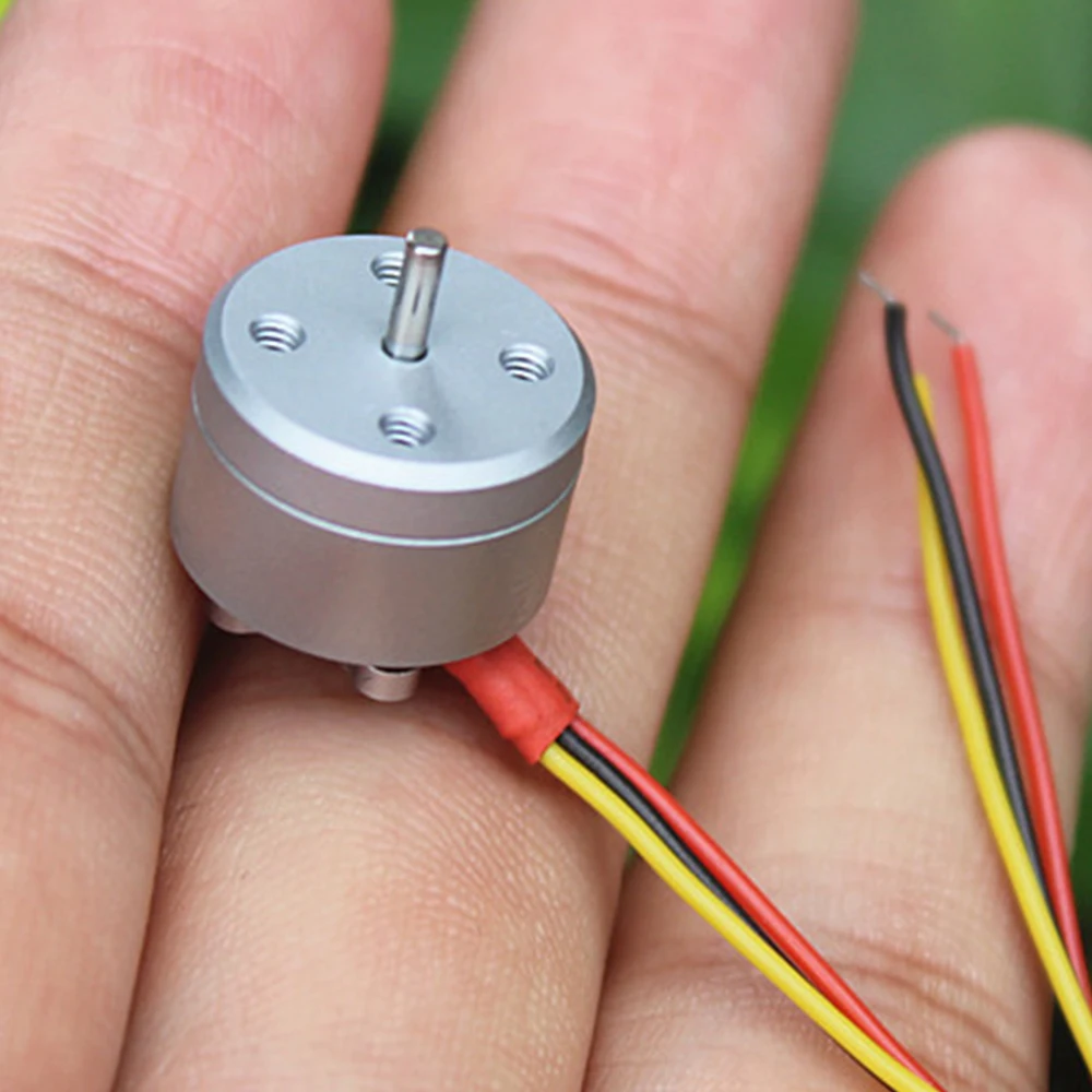 Micro moteur sans balais 1104 4300KV à côté d'une pièce de monnaie pour échelle, parfait pour avion RC et mini drone FPV