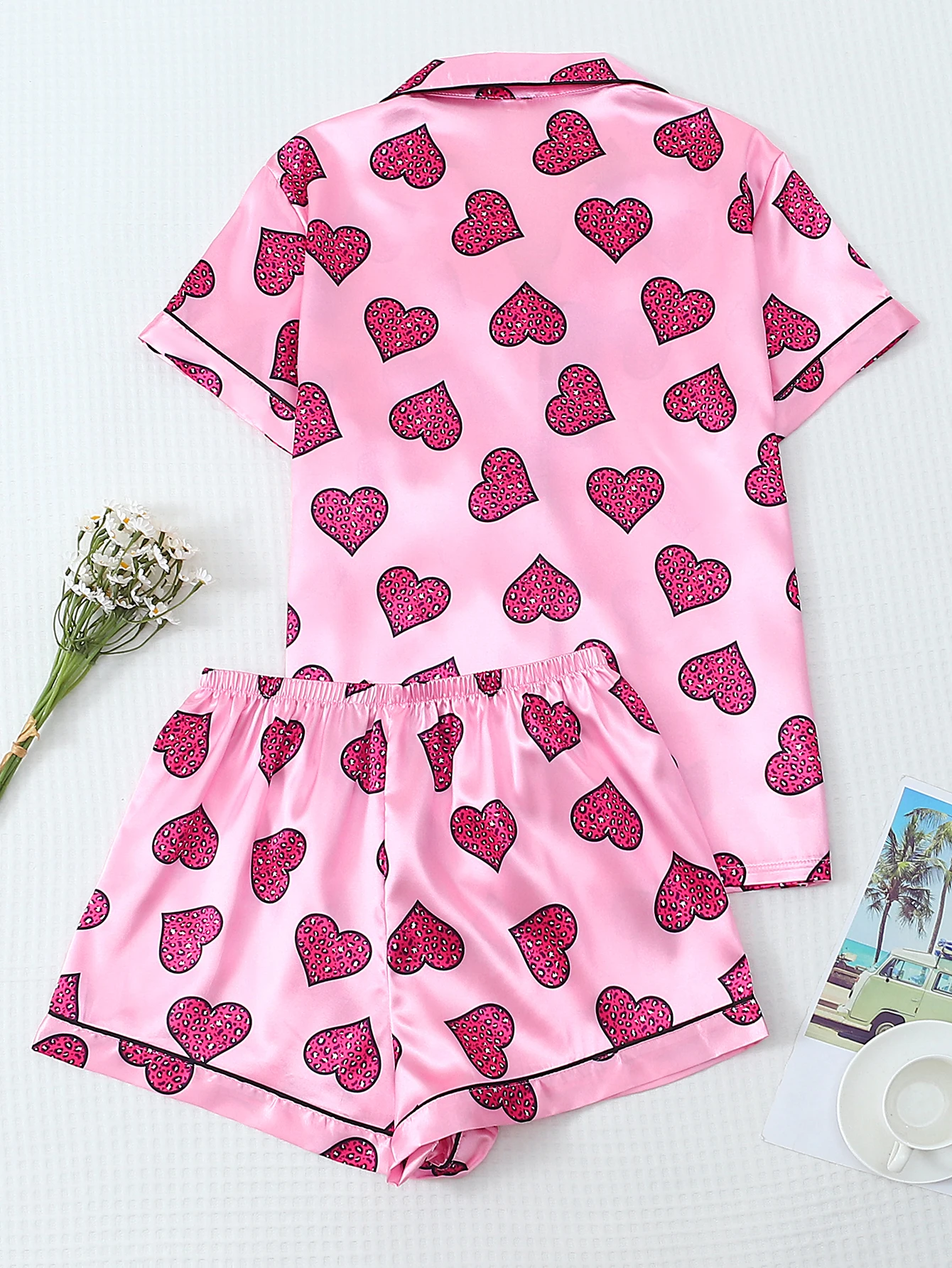 [Dia dos namorados] Pijama de cetim de 2 peças com estampa de coração, shorts de manga curta, pijama feminino, conjunto de loungewear adequado para uso doméstico 2