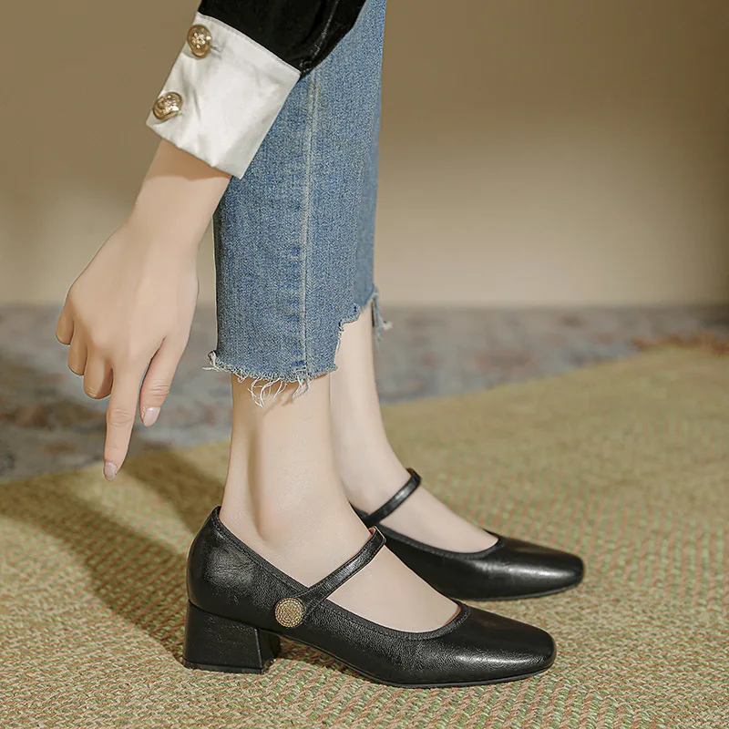 

Полиуретановые туфли на среднем каблуке в римском стиле