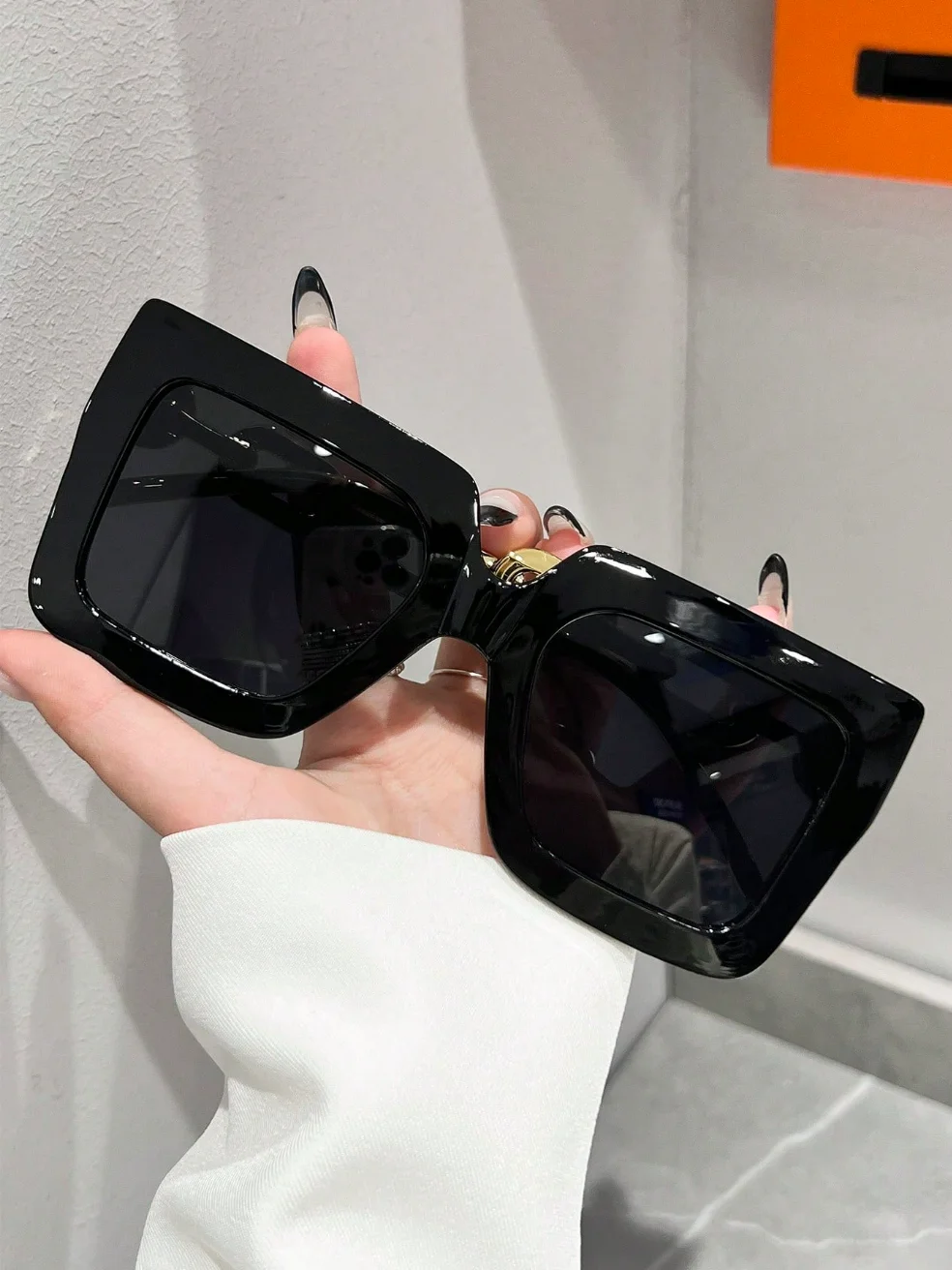 Unisex Square Full-Frame Fashion Sunglasses for Active Lifestyles and Style Events