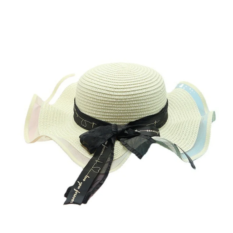 Lifestyle-Ansicht des Strohhuts als Sonnenschutz für den Outdoor-Urlaub.