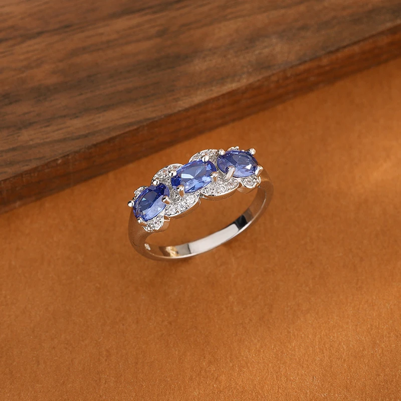 Detalle del anillo femenino con zirconia azul