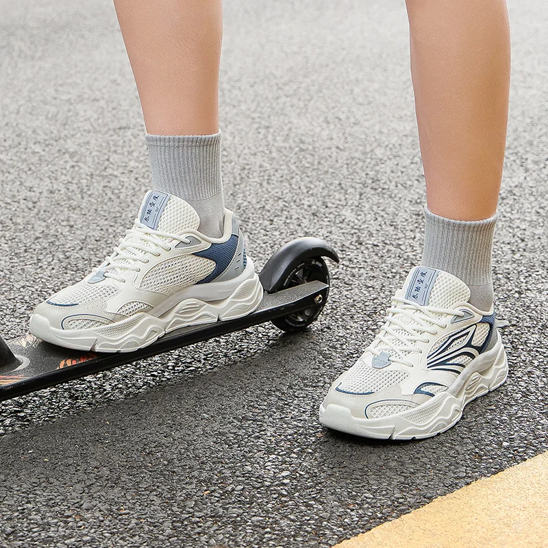 أحذية رياضية مضادة للانزلاق