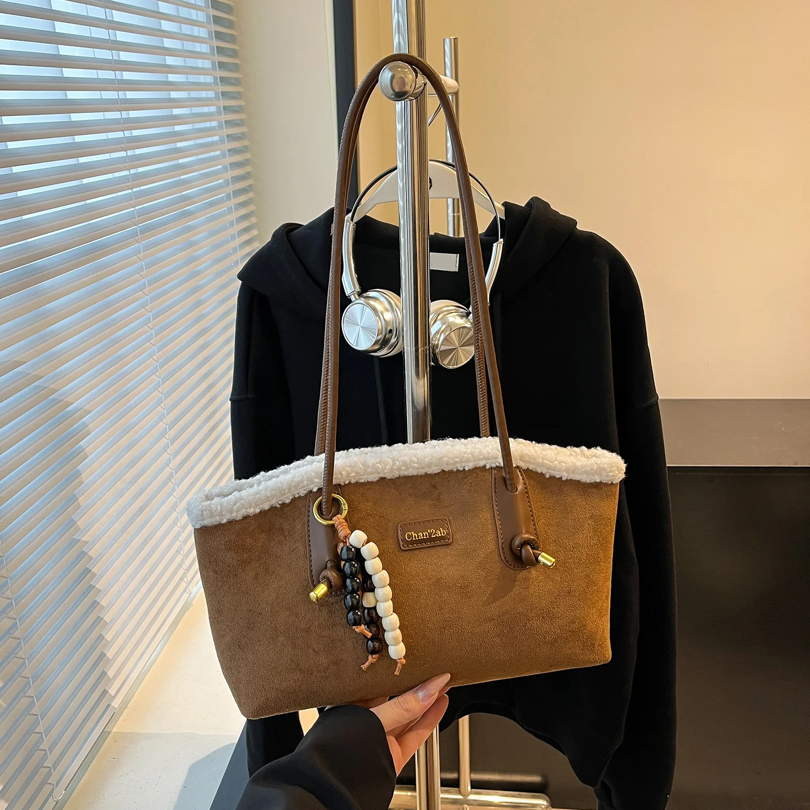 Women Lambswool Patchwork Tote Bag Large Capacity Faux Suede Shoulder Bag Versatile Tote Handbag Travel Date Shopping Handbag