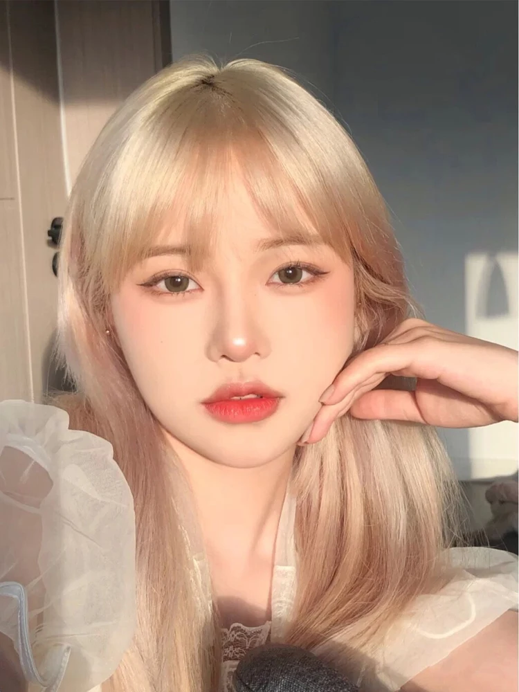 White wig with bangs image 3