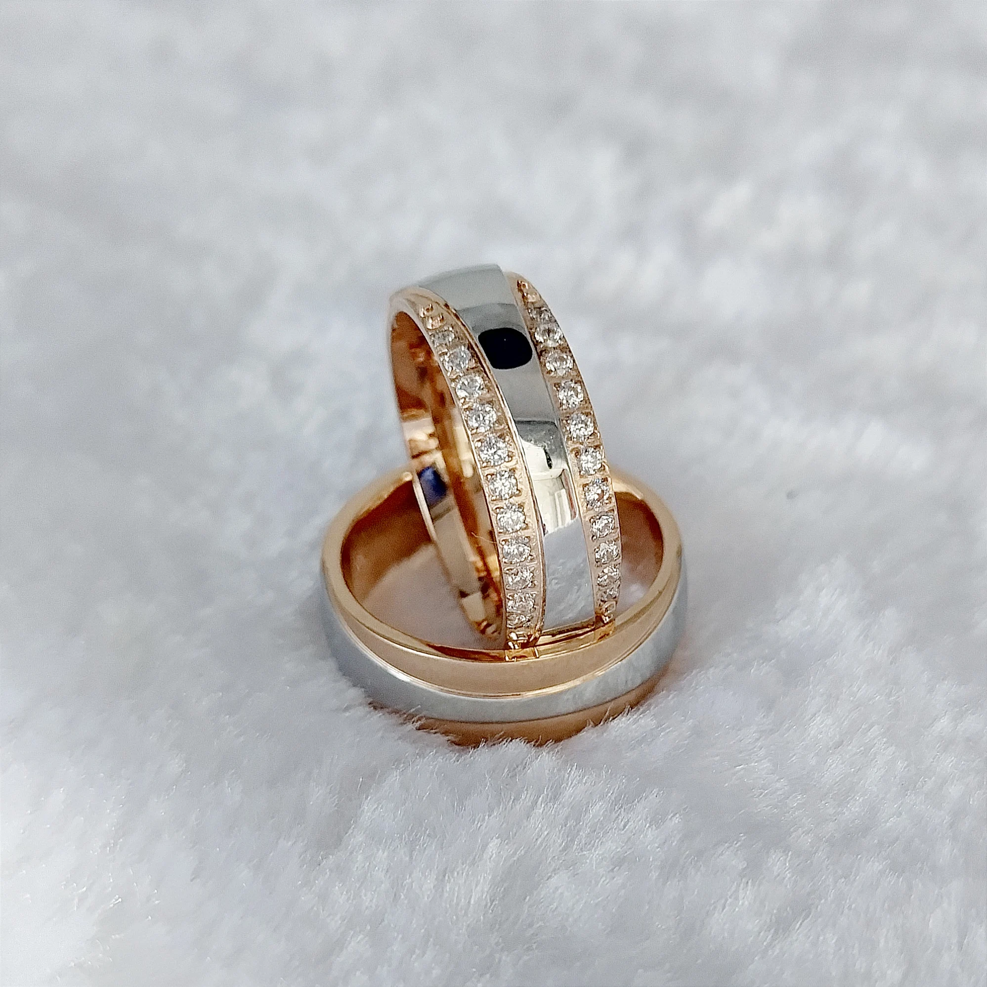 LOUIS VUITTON RING 18K ROSE GOLD DIAMOND ALLIANCE