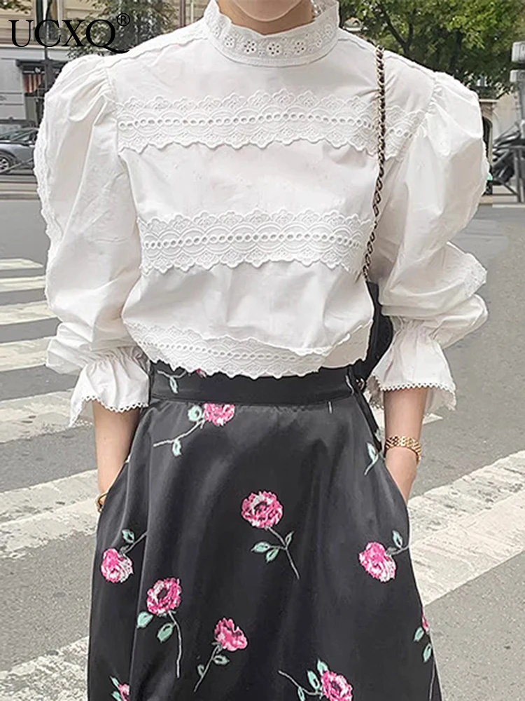 

Женский костюм с юбкой, высоким воротником и поясом на резинке