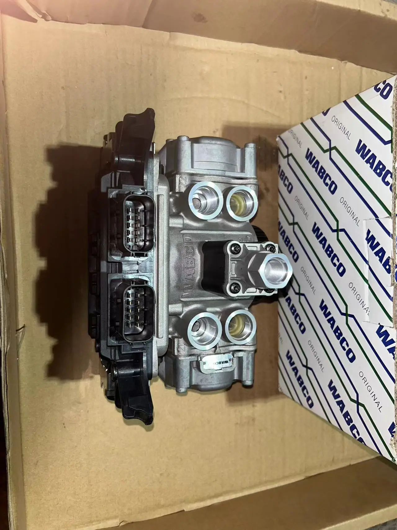 

4801050060 A0004293724 A0004294224 EBS Axle Modulator 2-Channel - V-OLVO S-CANIA D-AF European truck Parts M-AN M-ERCEDES-B-ENZ