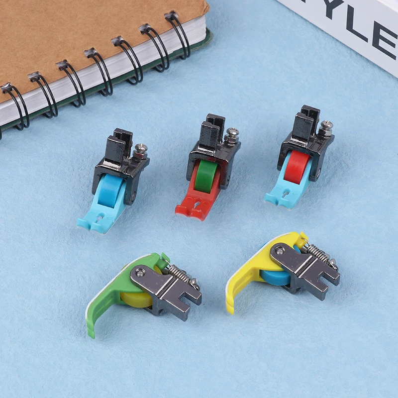 Description Picture 3 of itemUniversal Industrial Sewing Machine Leather Roller Wheel Presser Foot Of Flat Car Thick Fabric Clothing Replacement Presser Feet