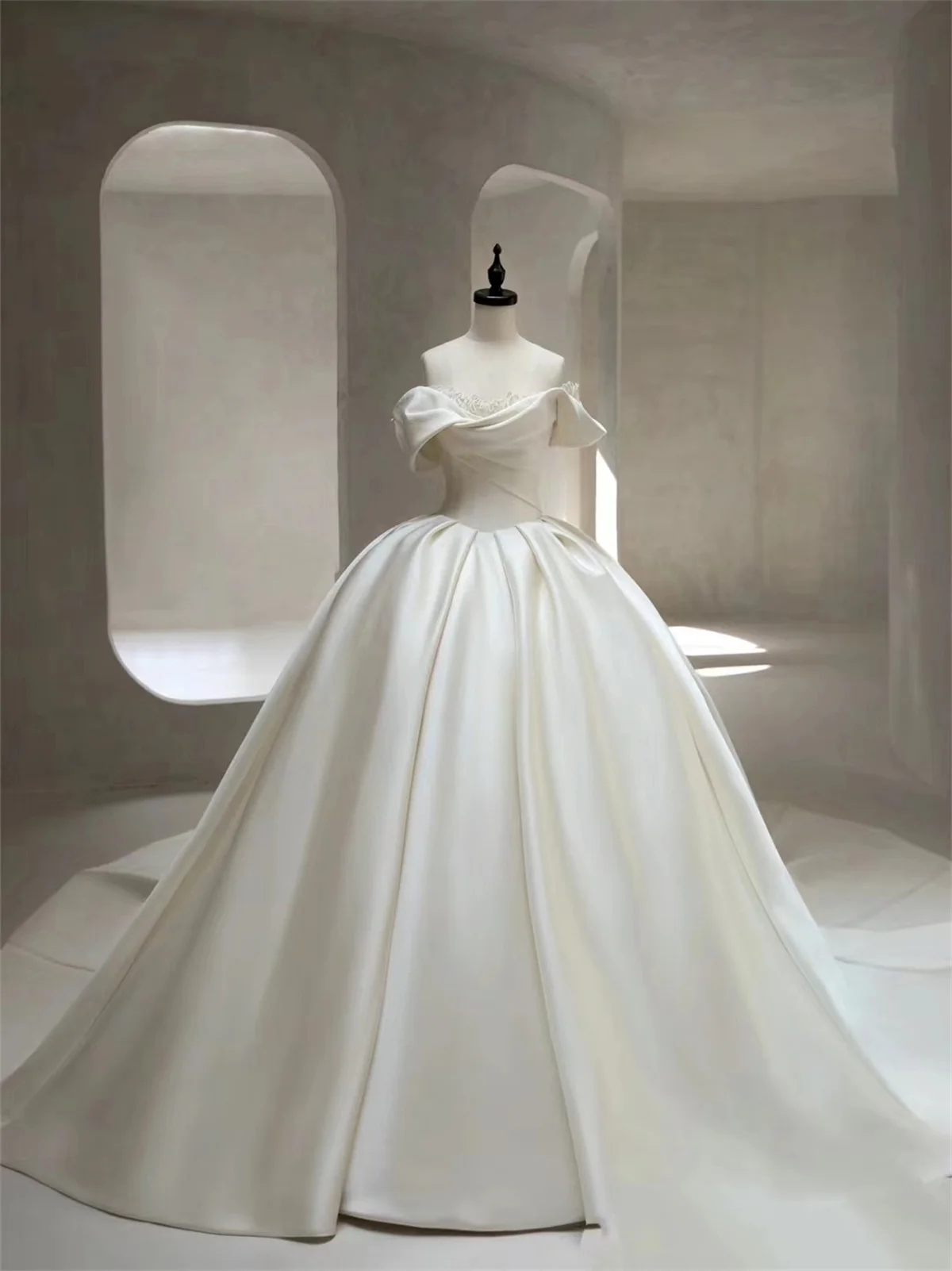 

New Off The Shouder Wedding Dress Flowers Short Sleeve Sweetheart Neck Classic Lace Up Back Stain Ball Gown With Chapel Train