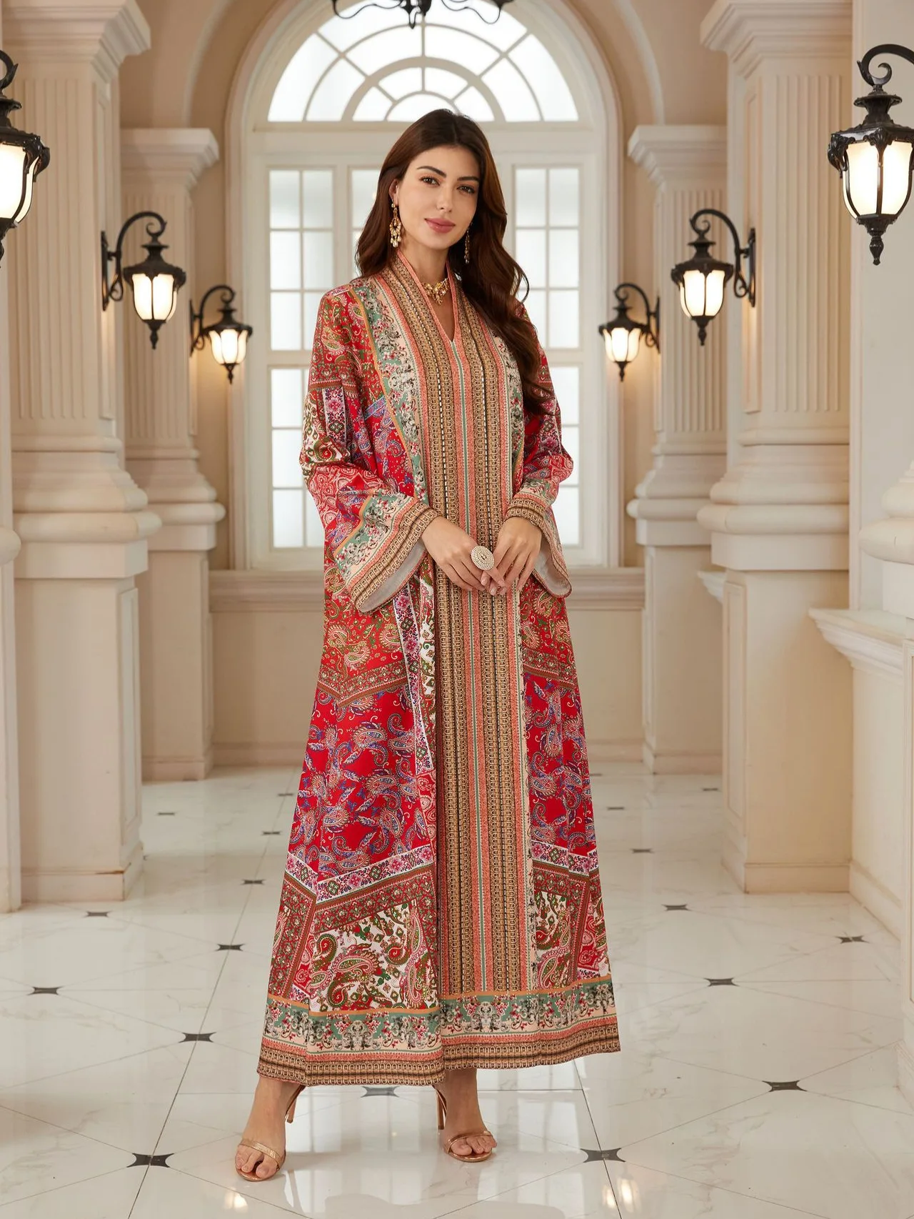 جلابية بنقوش تراثية ملونة