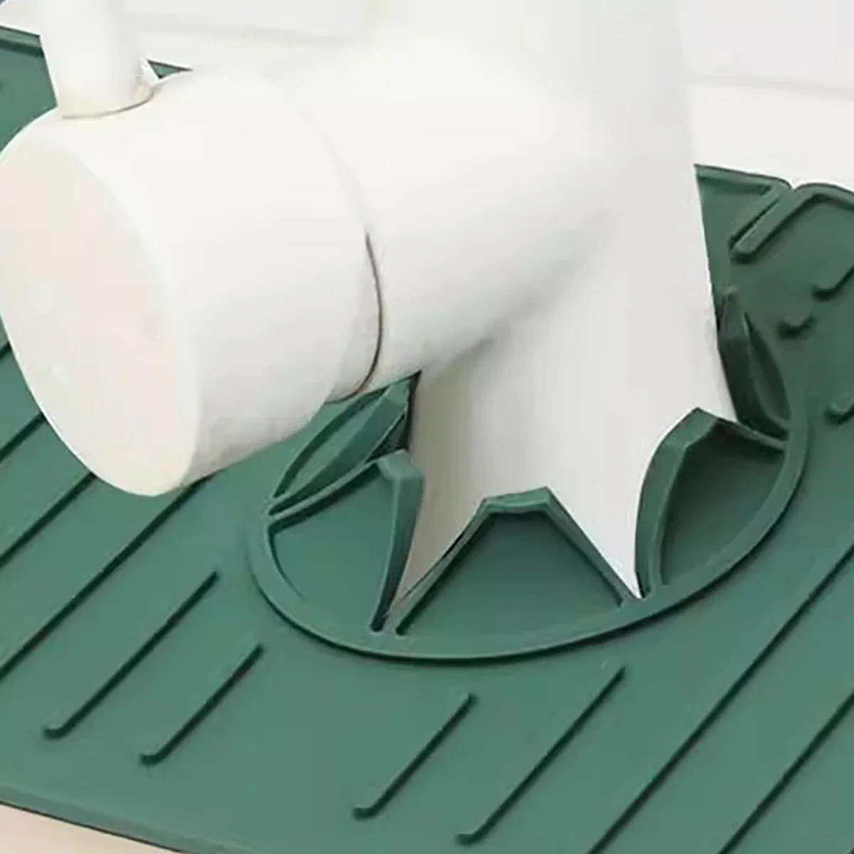 Vanity Kitchen Bathroom Faucet Splash Mat Silicone Drainage Mat Splash and Mildew Resistant, Easy to Clean