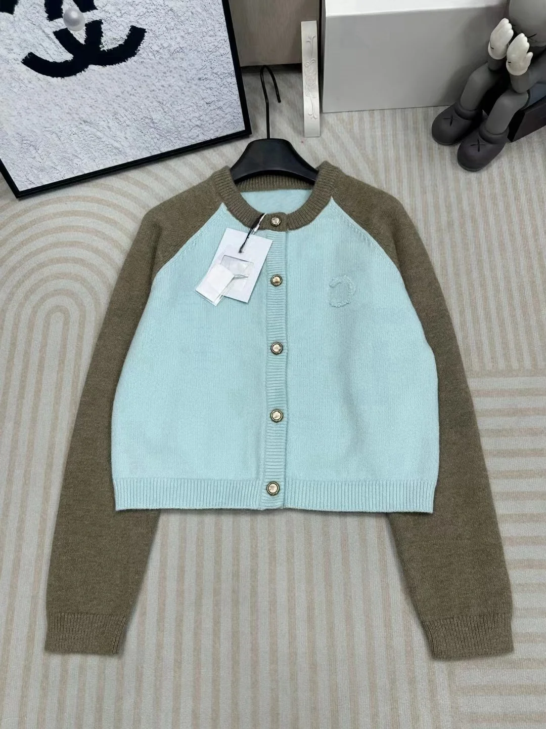 

2024 Autumn/Winter New Fashionable Classic Color Block Knitted Cardigan