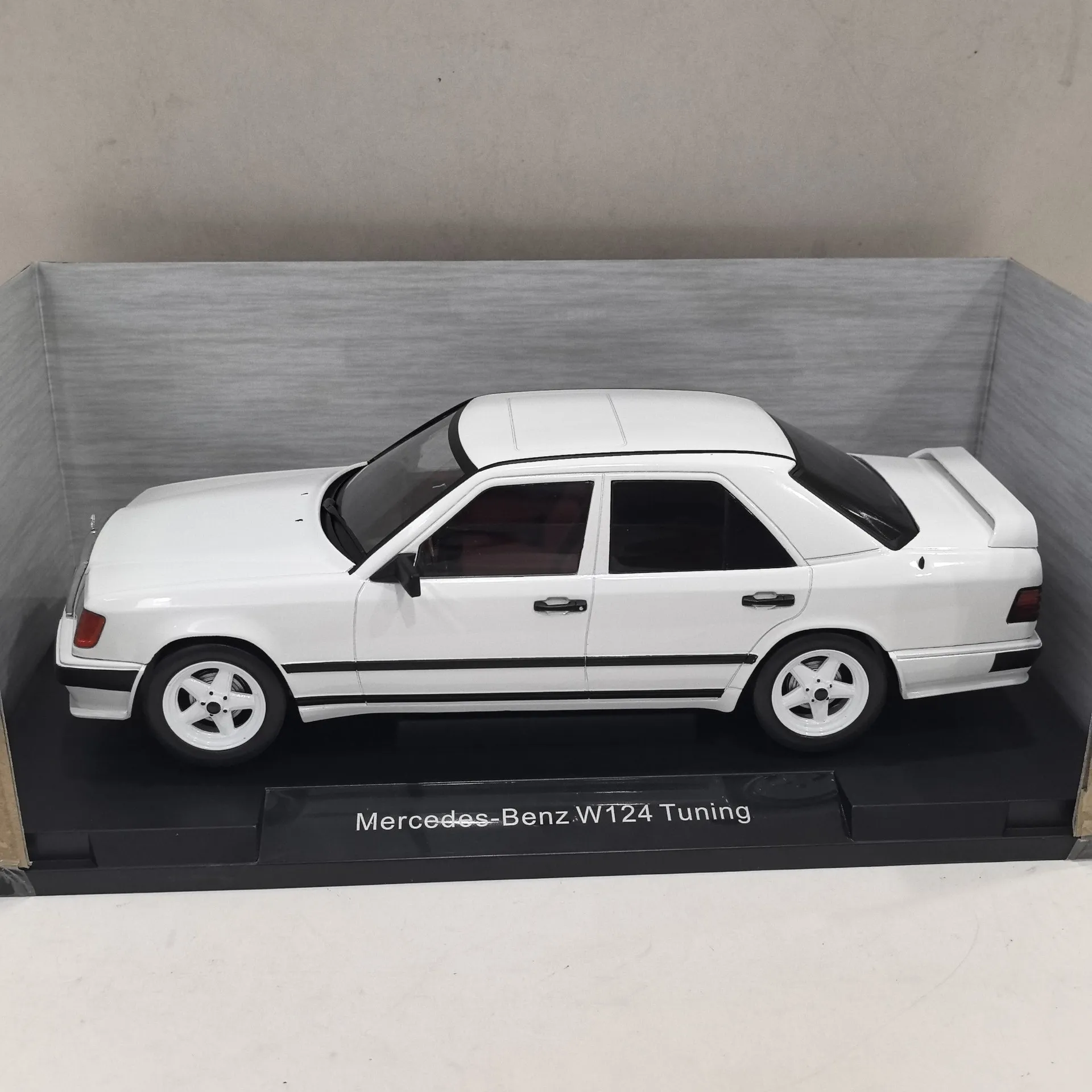 Mercedes  W124 E320 1/18 ダイキャストモデルカー MCG 1/18 Mercedes Benz W124 Tuning Black Metallic Diecast