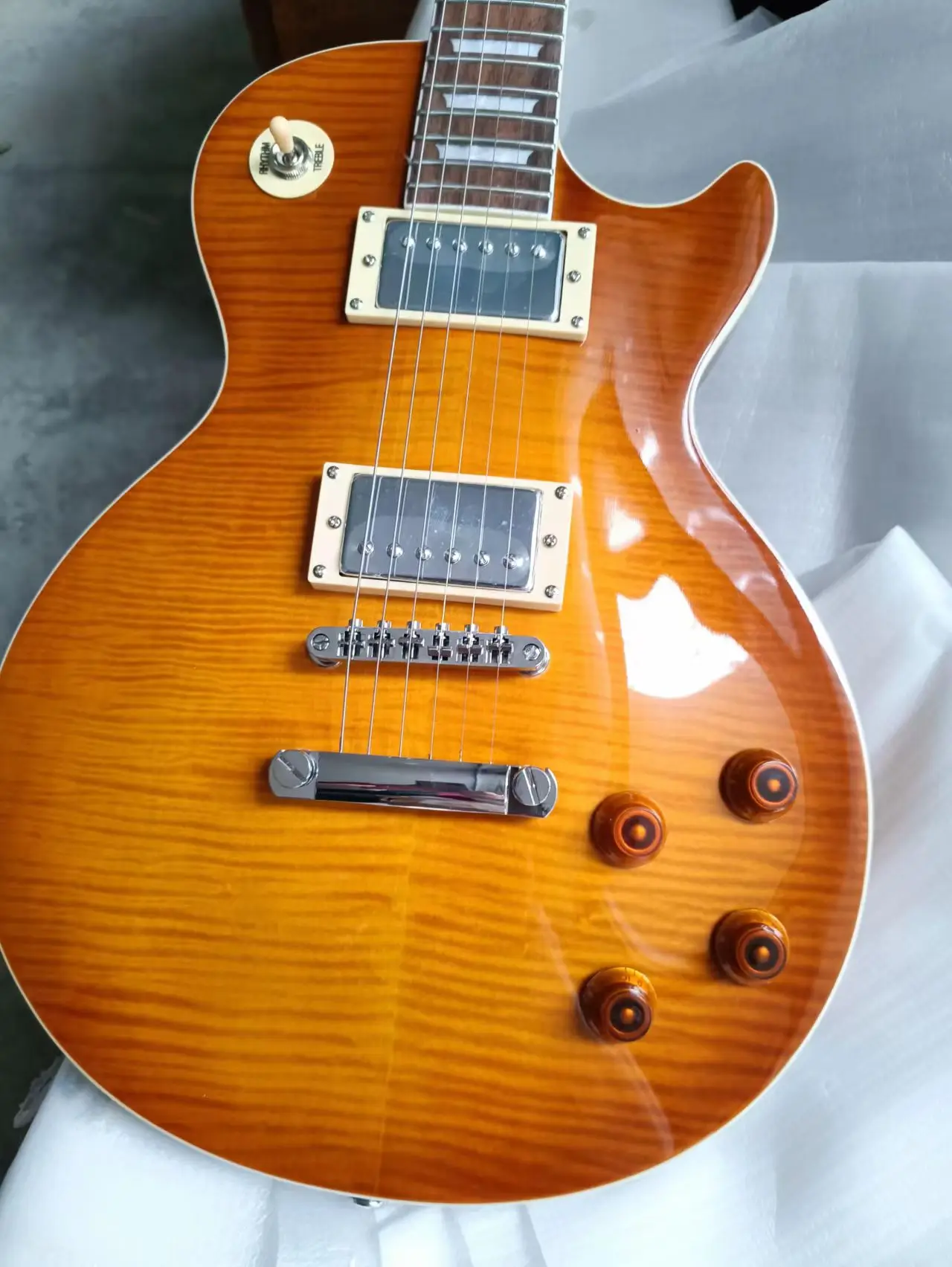 Обновленная стандартная ЭЛЕКТРИЧЕСКАЯ ГИТАРА LP Honey Burst Flame Maple Top Chrome Hardware высокого