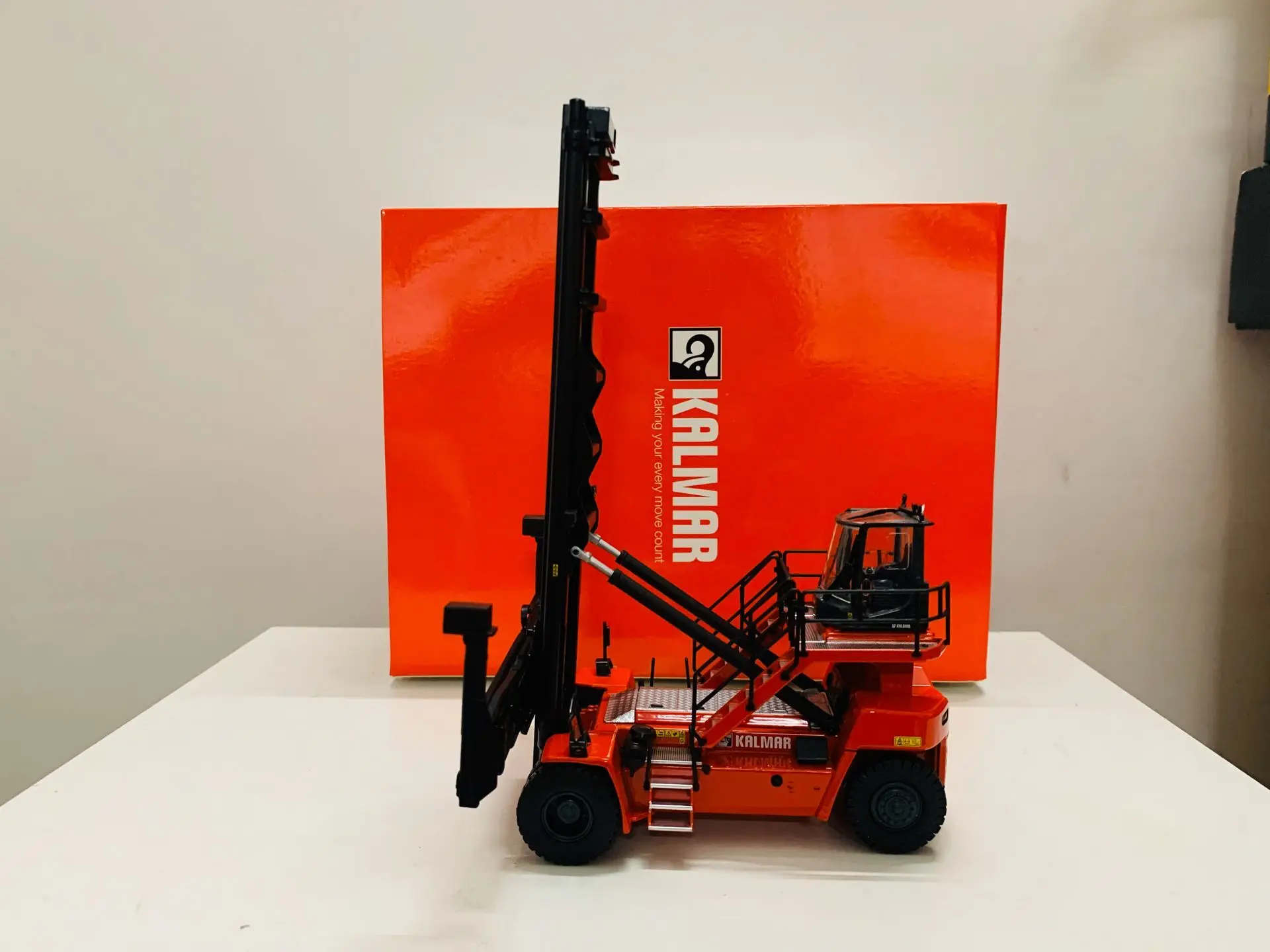 Kalmar Empty Container Loader Lift Truck Fork Lift Truck Boxed 1:50 Scale Die-Cast Model New