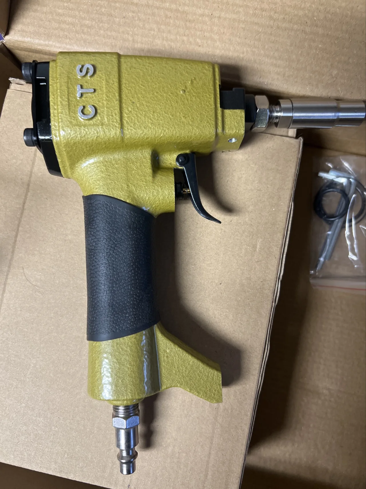 1170PneumaticUpholsteryTacksGunDiameter2964117mmOpenBox