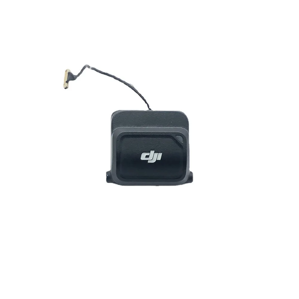Gros plan sur le module GPS avec câble pour DJI Avata, étiquette et numéro de série apparents.