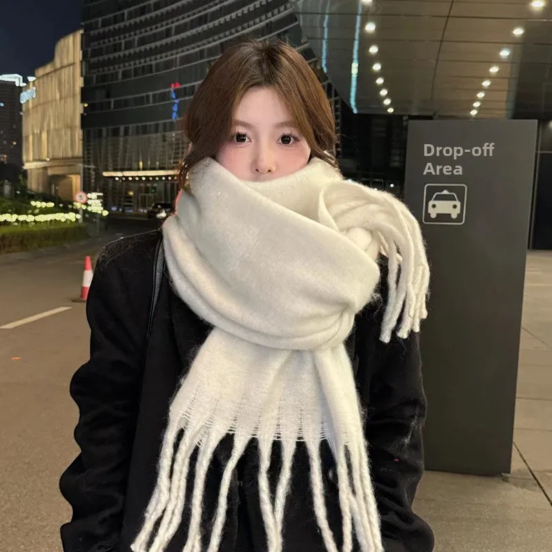 Kış şalı olarak stilize edilmiş bej atkı takan model