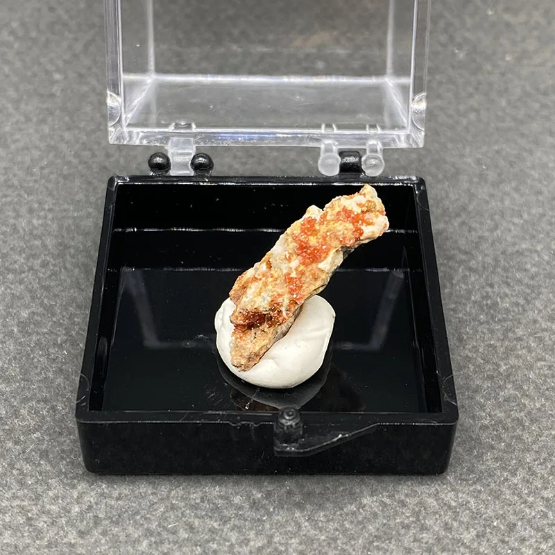 100%  Natural Vanadinite  Mineral Specimens Stones and Crystals Healing Crystal+Box size:35*35*35mm