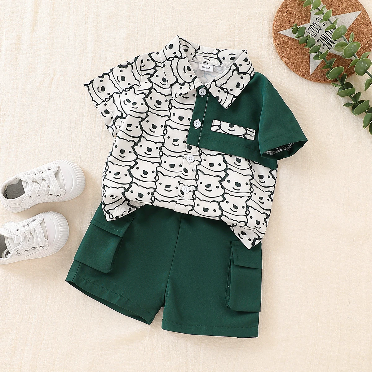 2-teiliges Set für Babyjungen: Modisches Cartoon-Patchwork-Hemd mit Fake-Taschen-Dekoration und Kurzarm-Oberteil sowie Arbeitsshorts für den Sommer – Detail 2
