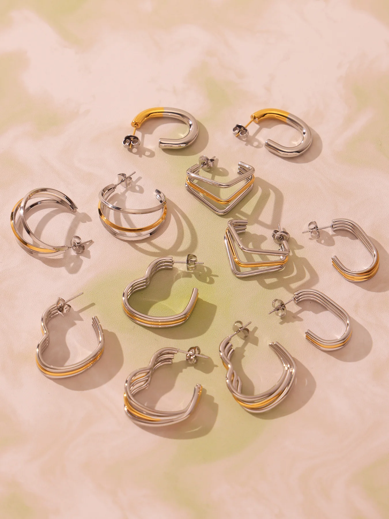 Goldene Silberne 3-Schichtige U-Form Herz-Ohrringe für Damen aus 316 Edelstahl 18K Vergoldet Modeschmuck Geschenk – Detail 11