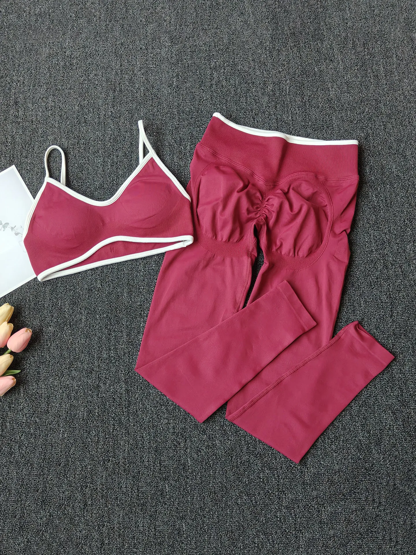 Combinaison de yoga pour femmes avec bretelles contrastées, soutien-gorge intégré, taille haute, effet push-up fessier et ventre plat, tenue de sport et de fitness