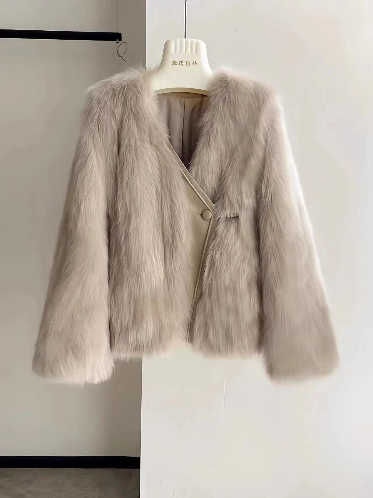 Faux Fox Fur and Grass Coat, V-neck One Button Short Small Fragrant Style Women's Fur Coat, Winter New 2024