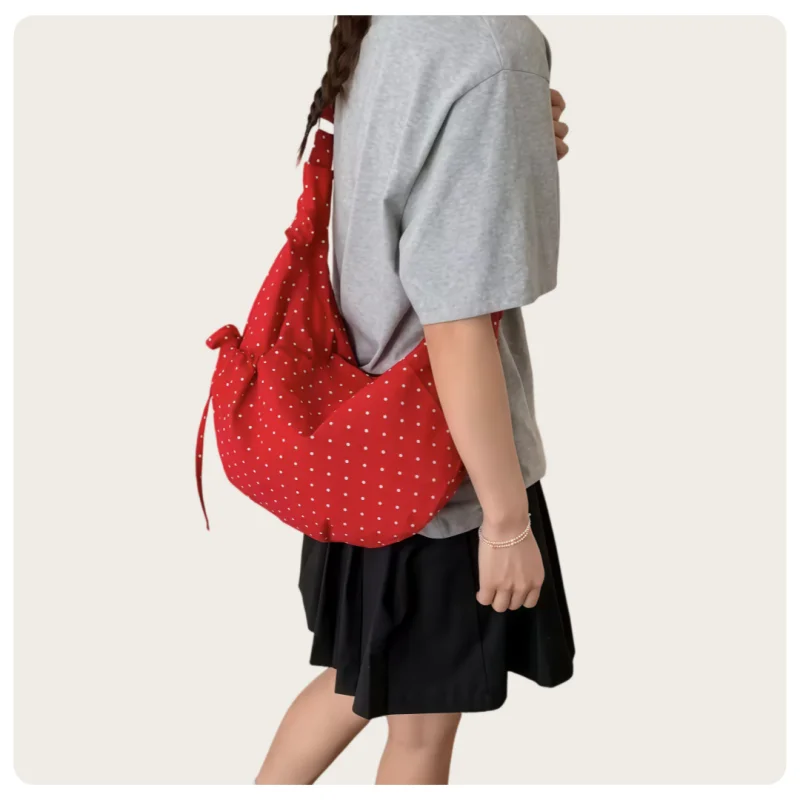 Borsa a Spalla Hobo da Donna in Stile Coreano, Bianca, Nera e Rossa a Pois, con Tracolla Regolabile in Nylon, Design con Coulisse, Leggera e di Grande Capacità - immagine 5